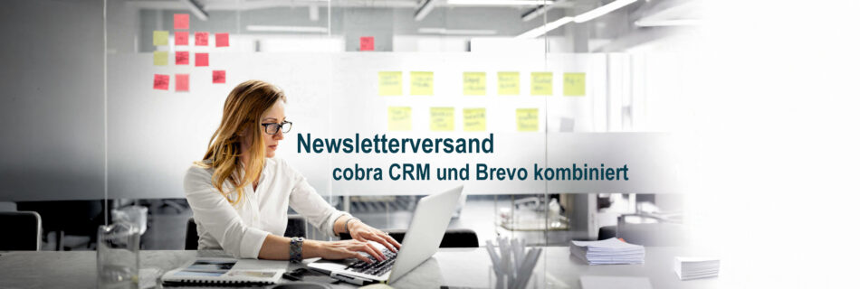 Frau am Laptop beim Arbeiten – Text im Bild: Newsletterversand, cobra CRM und Brevo kombiniert