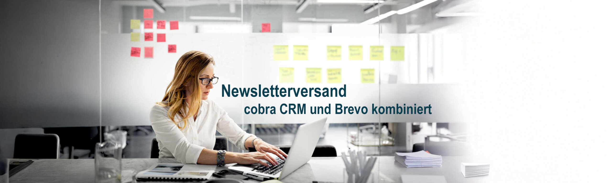Frau am Laptop beim Arbeiten – Text im Bild: Newsletterversand, cobra CRM und Brevo kombiniert